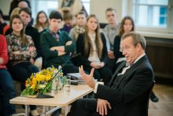 Postimees: Президент Эстонии на презентации своей книги  заговорил на русском языке