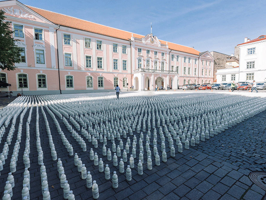 10000 бутылок молока на площади перед парламентом Эстонии: Фермеры протестуют на Тоомпеа.