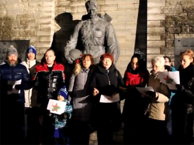 Активисты русской Эстонии помогли ветеранам и спели «Смуглянку» у Памятника Освободителям.