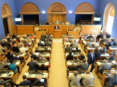 Парламент Эстонии близок к принятию дополнительного датирования школ по интересам страны.