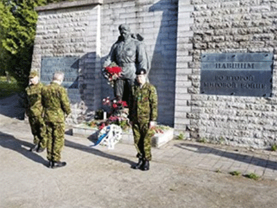 Военные Эстонии возложением венка почтили память павших во Второй мировой войне.