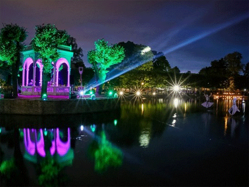 `Свет шагает по Кадриоргу-2018`: Световые инсталляции можно увидеть не только в парке.