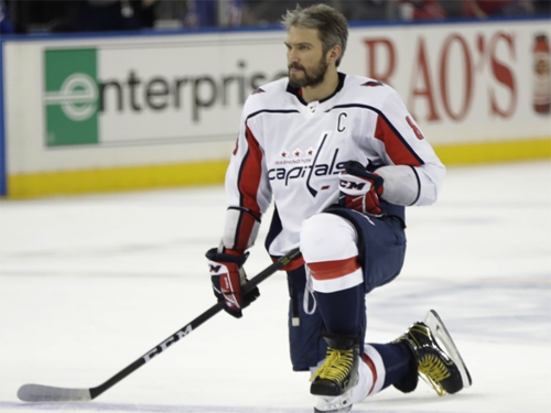 Россиянин Александр Овечкин забил 700-ю шайбу в НХЛ, став восьмым игроком сделавшим это.