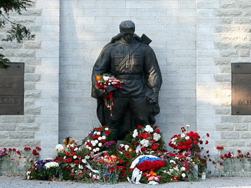 Посольство РФ начинает ремонт монумента Освободителям на Военном кладбище Таллина.