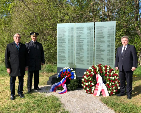 Посол России и бургомистр Вены возложили цветы к мемориалу советским военнопленным.