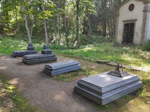 Активисты Front Line очистили могилы графа Бенкендорфа и его супруги в Кейла-Йоа.