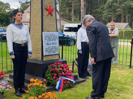 Сотрудники посольства России почтили память погибших при Таллинском переходе 1941 года.
