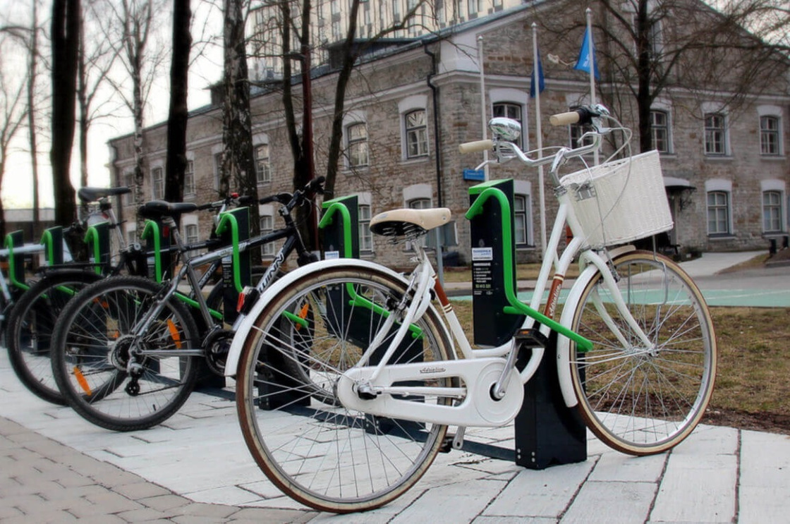 Горожане могут выбрать места, где в центре Таллина должны появиться новые велопарковки