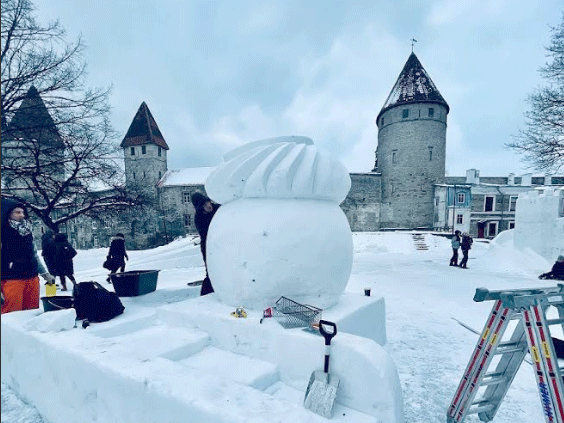 От Масленицы до дня Независимости: Снежный городок Таллина приурочен к праздникам февраля.