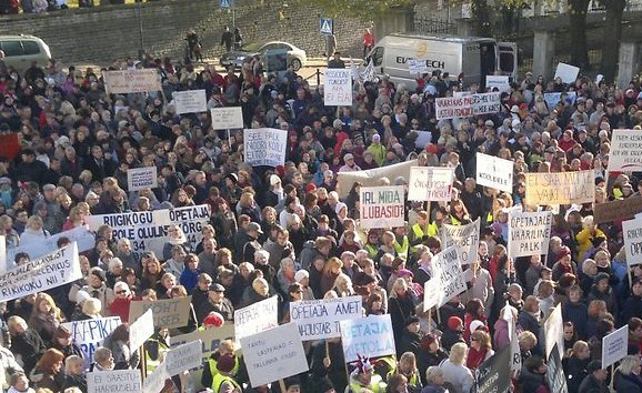 Учителя Эстонии провели акцию протеста у Парламента страны.