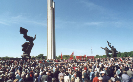 Мэр латвийской столицы обещает не допустить сноса памятника воинам-освободителям Риги.