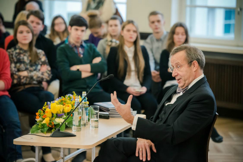 Postimees: Президент Эстонии на презентации своей книги  заговорил на русском языке.