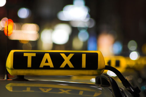 Таксист-мошенник выплатит пассажиру 2600 евро.