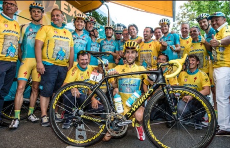 Велоспорт. `Астана` во главе с Винченцо Нибали сделала круг почета по Парижу.